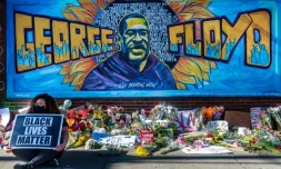 Une fresque érigée en mémoire de George Floyd sur le site de sa mort à Minneapolis, photographiée le 29 mai 2020