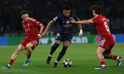 Florian Wirtz (G) de Liverpool voit filer Désiré Doué (C) du Paris SG lors de la victoire 2 à 0 des Parisiens, en quart de finale aller de Ligue des champions, le 8 avril 2026 au Parc des Princes
