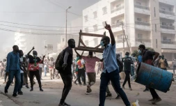 Des manifestants entonnent des slogans lors d'affrontements avec la police, le 9 février 2024 à Dakar