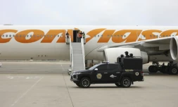 Un avion de la compagnie vénézuélienne Conviasa sur le tarmac de l'aéroport international de Maiquetia, le 20 mars 2025
