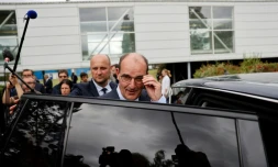 Le premier ministre Jean Castex quitte le site de production de l'entreprise de haute technologie X-FAB Ă Le Coudray-Montceau, sud de Paris, le 4 juillet 2020