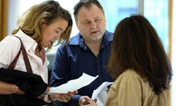 Le réalisateur Christophe Ruggia s'entretient avec ses avocates Orly Rezlan (à droite) et Fanny Colin (à gauche) au palais de justice de Paris, le 29 juin 2023, où il doit comparaître sur des allégations d'"agressions sexuelles contre un mineur"