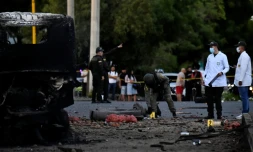 Des enquêteurs sur les lieux de l'explosion d'un camion bourré d'explosif près d'un commissariat de police dans la ville colombienne de Cúcuta, près de la frontière avec le Venezuela, le 1er août 2026 