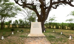 Une stèle dressée en l'honneur d'Abdoulaye Ndiaye, le dernier des tirailleurs sénégalais dans le village de Thiowor au nord de Dakar, le 31 août 2018