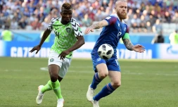 Le jeune nigérian Kelechi Iheanacho aux prises avec le ca&pitaine de l'Islande Aron Gunnarsson à Volgograd, le 22 juin 2018