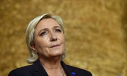 Marine Le Pen visite un élevage de cochons à Pordic le 30 mars 2017 