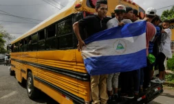 Des proches d'Orlando Cordoba, 14 ans, tué d'une balle dans la poitrine durant une marche de soutien à Managua aux mères dont les enfants ont été tués dans les manifestations précédentes, à ses funérailles le 1er juin 2018