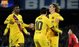 Antoine Griezmann dans les bras de Messi, sous le regard de Nelson Semedo, après avoir égalisé pour le Barça à Naples, le 25 février 2020