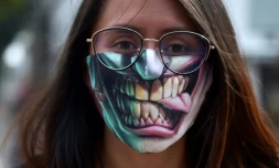 Une femme porte un masque contre le coronavirus, à Bogota, le 19 mars 2020