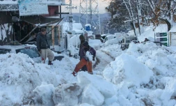 Des personnes tentent de dégager une route bloquée par la neige à Muree au Pakistan le 8 janvier 2022
