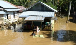 Des habitants de Bengkulu en Indonésie dans leur maison inondée par les suites des pluies torrentielles qui ont touché l'archipel, le 29 avril 2019