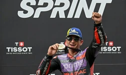 Le pilote espagnol Jorge Martin (Ducati-Pramac) célèbre sa victoire dans la course sprint du Grand Prix de Malaisie de MotoGP, le 2 novembre 2024 à Sepang