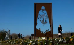 La sculpture "Passage Abdelkader" de l'artiste Michel Audiard, représentant l'émir Abdelkader, vandalisée avant son inauguration, le 5 février 2022 à Amboise, en Indre-et-Loire