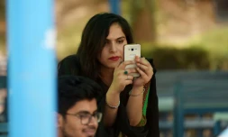 Une étudiante utilise un smartphone sur le campus d'Islamabad le 12 juillet 2018