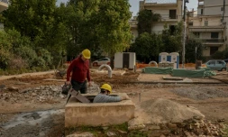 Christos Geovanopoulos (g), responsable du projet de l'aqueduc d'Hadrien à la municipalité de Halanadri, et Yannis Dafnos, géologue, entrent dans un bassin de décantation faisant partie de l'aqueduc d'Hadrien, à Chalandri, dans la banlieue d'Athènes, le 27 janvier 2025