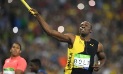 La légende du sprint jamaïcain Usain Bolt célèbre la victoire de son relais 4x100 m aux Jeux de Rio, le 19 août 2016