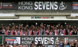 L'équipe du Japon de rugby à VII acclame la foule des tribunes après sa qualification pour les World Series, au détriment de Hong Kong, le 10 avril 2016 à Hong Kong