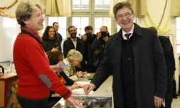Le candidat du mouvement La France insoumise à la présidentielle Jean-Luc Mélenchon, votant au deuxième tour de l'élection à Paris, le 7 mai 2017