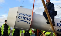 Un militant d'Extinction Rebellion (XR) lors d'une opération de blocage d'un centre de distribution Amazon à Tilbury, à l'est de Londres le 26 novembre 2021