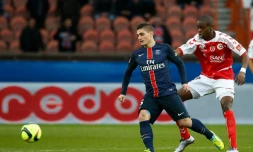 Le milieu du PSG Marco Verratti (g) à la lutte avec celui de Reims Prince Oniangué au Parc des Princes, le 20 février 2016