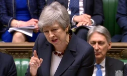 La Première ministre Theresa May s'exprime lors de la séance des questions au parlement à Londres le 27 mars 2019