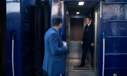 Le secrétaire d'Etat américain Antony Blinken (au fond) arrive en train à Kiev, le 14 mai 2024