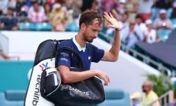 Le Russe Daniil Medvedev quitte le court aprÚs sa défaite, 7-6 (9/7), 6-3, face au Polonais Hubert Hurkacz, en quart de finale du tournoi ATP de Miami, le 31 mars 2022