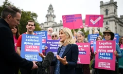 La députée travailliste Kim Leadbeater s'exprime devant la presse, avec des militants de l'association Dignity in Dying (Dignité face à la mort) rassemblés devant le Parlement