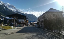 Rue principale des Contamines-Montjoie, photographiée le 8 février 2020 