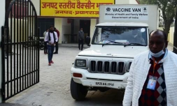 Les vaccins sont acheminés par camions dans les différents centres de vaccination de Allahabad, dans l'Uttar Pradesh, le 15 janvier 2021