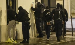 La police interpelle des "gilets jaunes" dans les rues de Paris, le 8 décembre 2018