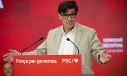 Le chef du Parti socialiste de Catalogne Salvador Illa prononce un discours au siège du parti à Barcelone, le 3 août 2024