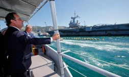François Hollande devant le porte-avions Charles-de-Gaulle le 27 juillet 2015 dans le port de Toulon