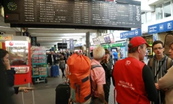 Des voyageurs dans le hall de la gare Montparnasse à Paris, après une interruption de trafic, le 30 juillet 2017