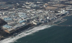 Vue de la centrale nucléaire accidentée de Fukushima, au Japon, avec à gauche les réservoirs de stockage des eaux usées, le 14 février 2021