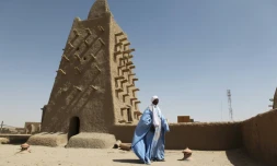 Un homme se tient devant la mosquée de Djingareyber à Tombouctou, le 4 février 2016