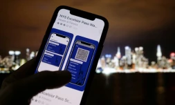 Un certificat de vaccination présenté sur une application mobile, à Los Angeles, le 6 avril 2021