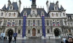 Des banderoles "Paris se souvient" et "Paris Uni" sont exposés, le 10 novembre 2016 devant l'Hôtel de ville de Paris, en commémoration des attaques du 13 novembre