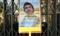 Photographie de Camilo Castro sur une pancarte lors d'un rassemblement pour protester contre sa détention au Venezuela, à Toulouse, le 20 septembre 2025