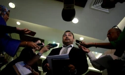 Balan Nair, l'avocat des familles des membres de l'équipage du vol MH17 de Malaysian Airlines répond aux journalistes, le 2 juin 2016 à Kuala Lumpur