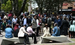 Des personnes attendent dans la rue après un puissant tremblement de terre, le 17 août 2023 à Bogota, en Colombie