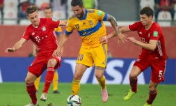 L'attaquant des Tigres André-Pierre Gignac (c) entre le milieu du Bayern Joshua Kimmich (g) et le défenseur Benjamin Pavard, en finale du Mondial des clubs, le 11 février 2021 à Al Rayyan au Qatar