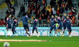 Les joueurs lyonnais à l'échauffement avant d'affronter Lens à Bollaert, le 2 décembre 2023