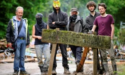 Des opposants au projet Cigéo d'enfouissement de déchets nucléaires, dans la forêt de Mandres-en-Barrois (Meuse), le 21 juin 2016