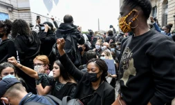 Des manifestants s'agenouillent lors d'un rassemblement prÚs de la place de la Concorde et de l'ambassade américaine, le 6 juin 2020 à Paris, pour dénoncer les violences policiÚres
