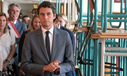 Gabriel Attal lors d'une visite sur le chantier de reconstruction de l'école primaire "Bois de l'Etang", endommagée lors des émeutes en juin, à La Verrières dans les Yvelines le 21 juillet 2023