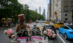 La cochère Christina Hansen sur sa calèche dans les rues de Manhattan, à New York, le 26 août 2022