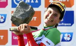 L'Italienne Elisa Longo Borghini soulÚve le trophée en forme de pavé, aprÚs avoir remporté en solitaire la 2e édition de Paris-Roubaix Femmes, le 16 avril 2022