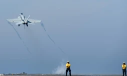 Un F-18 catapulté depuis le porte-avion américain USS Bush dans l'océan Atlantique au large de la Côte est des Etats-Unis, le 11 mai 2018