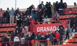 Le public quitte le stade aprĂšs l'arrĂȘt de la rencontre entre Grenade et l'Athletic Bilbao en raison de la mort d'un supporter, le 10 dĂ©cembre 2023 Ă Grenade